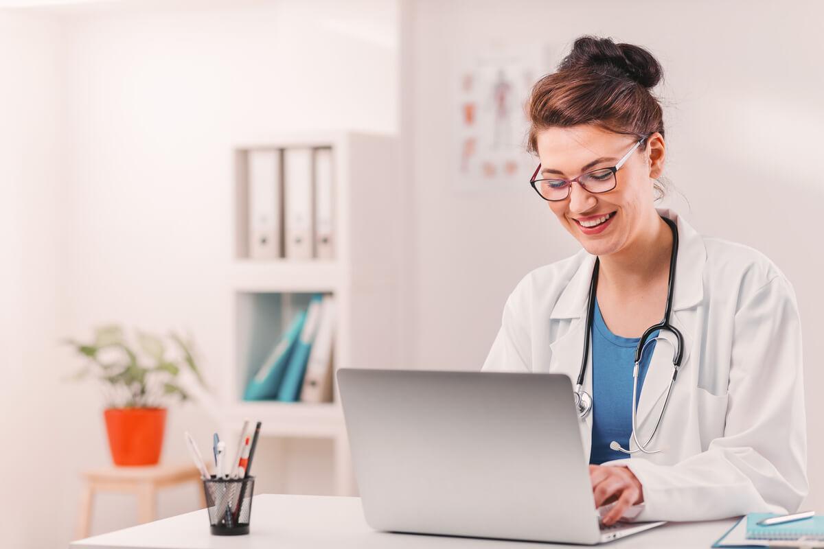 Doctor has telehealth appointment with patient while implementing AI in telemedicine